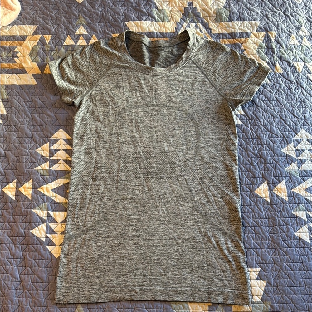 EUC women’s lululemon swiftly short sleeve size 6